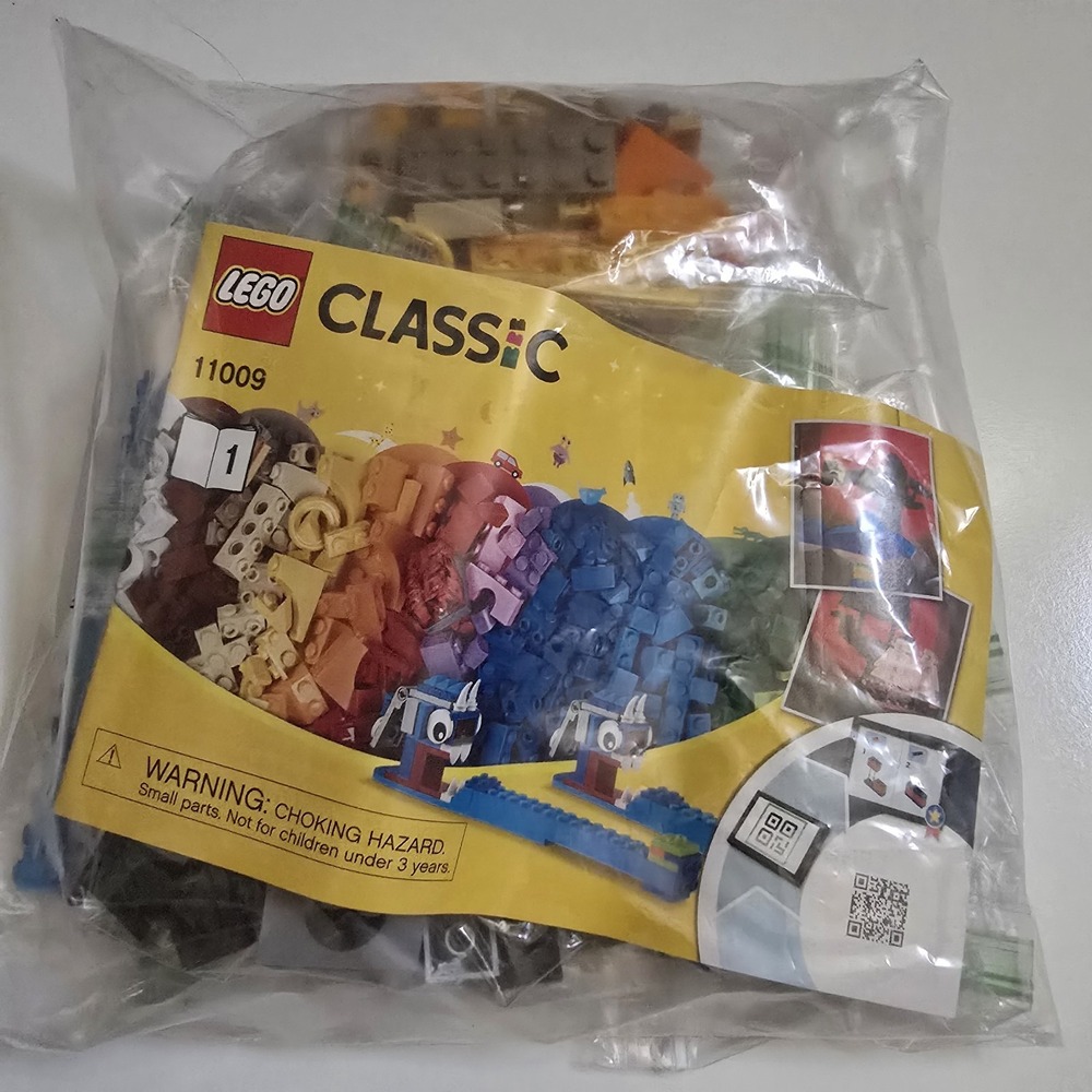 LEGO 11009 Classic Bricks & Lights‎ RETIRED Not Sure If Complete Damaged Box - Picture 3 of 13